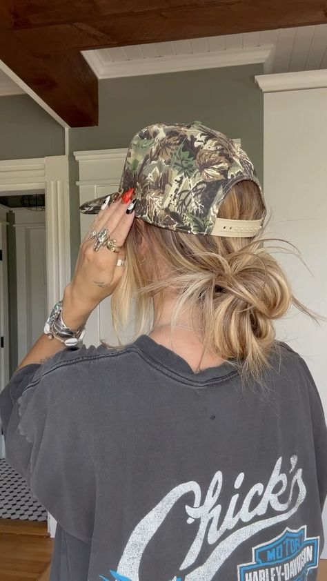 Instagram Messy Bun With Hat, Hair Messy Bun Tutorial, Long Hair Messy Bun, Viral Messy Bun, Bun Hack For Short Hair, Short Hair Messy Bun, Claw Clip Messy Bun, Clip Messy Bun, Long Hair Messy