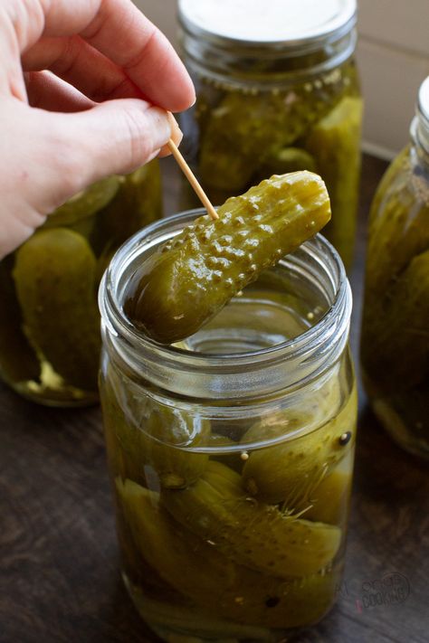 Sweet And Sour Pickles Recipe, Canned Dill Pickles, Pickles Homemade Easy, Garden Cucumbers, Dill Pickles Recipe, Sweet Pickles Recipe, Homemade Moonshine, Kosher Pickles, Make Pickles