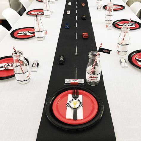 Race Car Birthday Party Table Ideas, Two Fast Table Decor, Fast One Table Decor, Racing Car Themed Birthday Party, Classic Car Party, Car Party Ideas, Car Birthday Party Ideas, Vintage Car Party, 4de Verjaardag