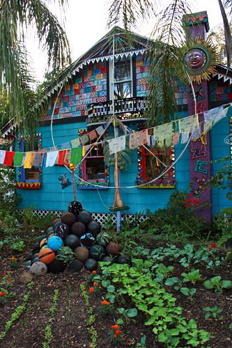 Bowling_Ball_House4 Mundo Hippie, Hippie House, Hippie Garden, Hippie Homes, Hippie Life, Deco Boheme, Boho House, Bowling Ball, Home Safety