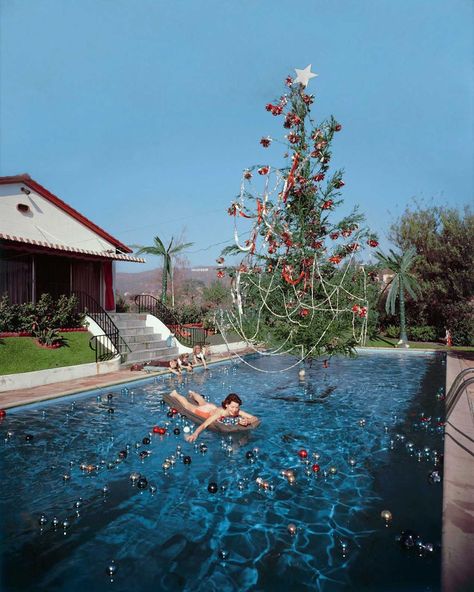 This Was Fashion on Instagram: “Rita Aarons, wife of photographer Slim Aarons, in a swimming pool decorated for Christmas, Hollywood, 1954. Merry Xmas!” Slim Aaron, Floating Ornaments, Vintage Christmas Photos, Holiday Magazine, Slim Christmas Tree, Florida Christmas, Slim Aarons, Holiday Mood, Wish You Were Here