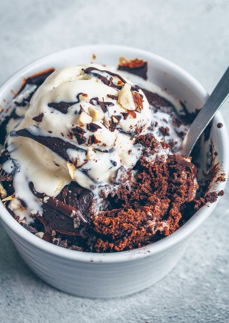 Protein Chocolate Mug Cake (Vegan & Gluten-free) - UK Health Blog - Nadia's Healthy Kitchen Protien Mug Cake, Mug Cake Vegan, Pear And Chocolate Cake, Slice Of Chocolate Cake, Banana Mug Cake, Vegan Mug Cakes, Mug Cake Healthy, Protein Mug Cakes, Chocolate Mug Cake