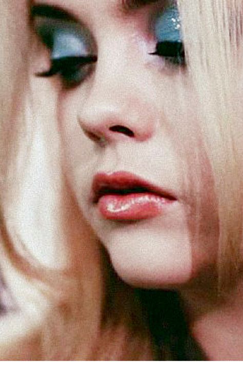 Gucci Westman's makeup for Buffalo '66 Buffalo 66 Aesthetic, Buffalo 66, Vincent Gallo, Moonage Daydream, Sofia Coppola, Christina Ricci, Blue Eyeshadow, Film Stills, Look Cool