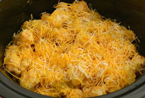 Cheesy Chicken Tater Tot Casserole, Easy Sausage Casserole, Tater Tot Appetizers, Casserole Crockpot Recipes, Chicken Tater Tot Casserole, Favorite Casserole Recipes, Chicken Cooker, Tater Tot Recipes, Sausage Crockpot