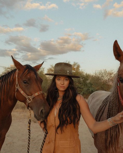 Some western photos to spice up your feed🤠🐴 Who doesn’t want to be a cowboy now a days?! #photography #photographer #arizona #arizonaphotographer #westernphotographer #arizonawesternphotographer #westernstyle #westernfashion #laineywilsonphotoshoot #laineywilson #countryscoolagain #tucsonwesternphotographer #arizonaportraitphotographer #portraitphotography #canonphotography #unscriptedposingapp Arizona western photographer, Arizona portrait photographer, Tucson portrait photographer, profe... Western Photos, Western Photoshoot, Western Photo, Senior Photography Poses, Arizona Photographer, Canon Photography, Senior Photography, Senior Photos, Portrait Photographer