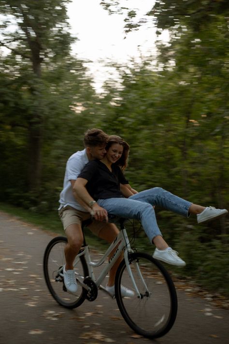 Couples Bicycle Photoshoot, Engagement Photos With Bikes, Couple Bike Pose, Tandem Bike Photoshoot, Biking Engagement Photos, Bike Ride Photoshoot, Bicycle Engagement Photos, Couple Bicycle Aesthetic, Couple Bike Photoshoot