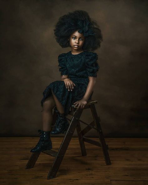 2,140 Likes, 27 Comments - Afromodelpop (@afromodelpop) on Instagram: “She's AFRO Queen 👑 . Model 💃🏾 @amber_abishop 📸 @paulinaduczman #afro #afrohair #africanbeauty…” Sibling Photography Poses, Photo Bb, Fine Art Portrait Photography, Children Photography Poses, Art Children, Studio Portrait Photography, Studio Photography Poses, Photographers Gallery, Fine Art Portraiture