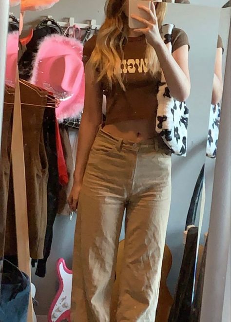 Cowgirl Crop Top, Brown Tee Outfit, Brown Crop Top Outfit, Crop Tee Outfit, Brown Baggy Jeans, Baby Tee Outfit, Cowgirl Top, Alt Indie, Simple Outfits For School