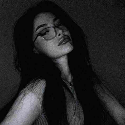 Dark Feminine Style, Jimin Black Hair, Grunge Pictures, Black And White Girl, Dark Feminine Aesthetic, Foto Poses, Aesthetic People, Aesthetic Women, Trik Fotografi