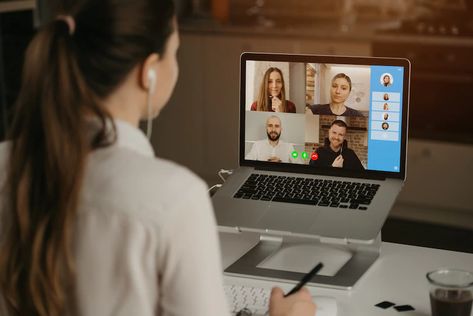 Premium Photo | A rearview of a businesswoman at home in a video conference with her colleagues during an online meeting. partners in a video call. multiethnic business team having a discussion in an online meeting. Onenote Template, Free Online Classes, Screen Recorder, Final Cut Pro, Learning Courses, Video Conferencing, Free Online Courses, Microsoft Excel, Meet The Team