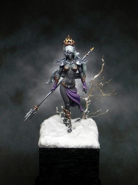 Luaayne the Drow Sorceress Miniature Figures Fantasy, Warhammer Dark Elves, Dnd Painting, Paint Miniatures, Warhammer Painting, Dark Elves, D&d Minis, Fantasy Figurine, Warhammer Paint