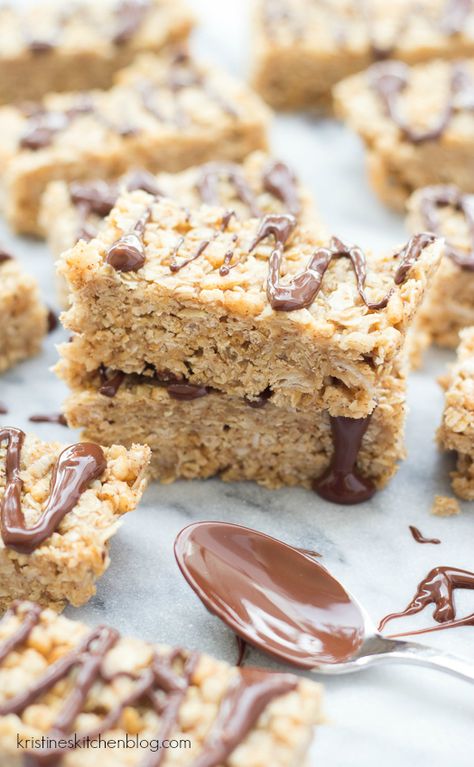 {10 Minute} No-Bake Granola Bars - with oats, coconut, almond butter, and honey. Bake Granola Bars, Crispy Granola, Rice Crispy Bars, No Bake Protein Bars, No Bake Granola Bars, Fudgy Brownie Recipe, Healthy Granola Bars, Vegan Protein Bars, Protein Bars Homemade