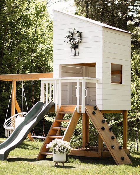 Kids Play House Landscaping, Small Outdoor Playhouse, Kids Diy Playhouse, Small Outdoor Play Area For Kids, Small Outdoor Play Area, Backyard Play House, Garden Play Area Ideas, Kids Outside Play Area, Kids Outdoor Playhouses