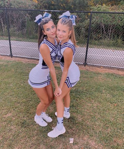 Side Line Cheer, Spirit Finger, High School Cheer, Cute Cheer Pictures, Cheerleading Uniforms, Cheerleading Pictures, Cheer Hair, Cheer Girl, Cheer Pictures