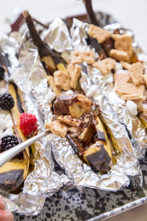 Take this campfire classic to your grill with these 10 Minute Grilled Banana Boats! And individualize them with all your favorite toppings! Grilled Banana Boats, Banana Boats, Grilled Bananas, Cocoa Krispies, Custard Ice Cream, Yogurt Pops, Blueberry Chocolate, Campfire Cooking, Banana Blueberry