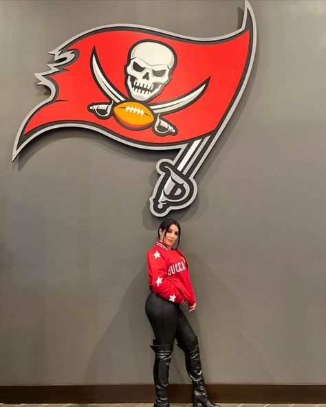 Stadium Chicks | Game Day Apparel on Instagram: "And with that the 2022 season comes to an end 🏈🏴‍☠️ @katpulgar rockin’ the red for MNF #nfl #gamedayoutfit #gameday #tampa #florida #tampabay #buccaneers #gobucs #raisetheflags" Buccaneers Game Day Outfit, Tampa Bay Buccaneers Outfit Women, Football Gf, Game Day Outfit, Gameday Outfit, Tampa Bay Buccaneers, Outfit Women, Tampa Florida, Day Outfit