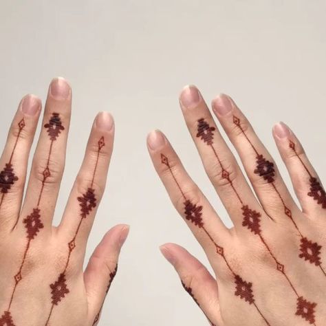 ❖ BODY ART ❖ on Instagram: "🇧🇦 ćilim Inspired by @copenhenna . . . . #prirodnakana #kana #sarajevo #hennatattoo #bodyart #hennasarajevo #madeinbih #geometrichenna #henna #fingerhenna #hennainspiration #feminine #madeinbosnia #kanasarajevo #photohraphy #hennastain #minimal #hennadesign #hennatattoo #geometrictattoo #bohemian #bodyart #hand #handart #eidhenna" Contemporary Henna Designs, Minimalist Henna, Minimal Henna Designs, Abstract Henna, Traditional Henna Designs, Cool Henna Designs, Unique Henna, Henna Nails, Henna Inspired Tattoos