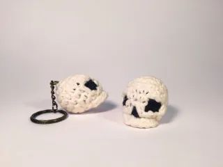 How to crochet: A Skull - Louie's Loops Crochet A Skull, Skull Tutorial, Skull Crochet, Crochet Skull Patterns, Crochet Skull, Skull Keychain, Kawaii Crochet, Hand Crochet Baby Blanket, Holiday Crochet