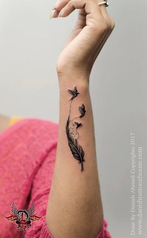 Feather Wrist Tattoo, Feather Tattoo Wrist, Font Tato, Wrist Tattoos Girls, Feather With Birds Tattoo, Bird Tattoo Wrist, Cool Wrist Tattoos, Feather Tattoo Design, Tattoo Zeichnungen