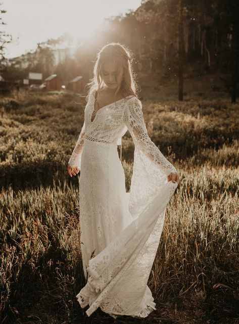 Trouwjurk met lange mouwen: 12 Prachtige voorbeelden | Bruiloft Inspiratie Western Wedding Dresses, Bride To Be Sash, Lace Wedding Dress With Sleeves, Bridal Dresses Lace, Wedding Dress Fabrics, Bohemian Wedding Dress, Lace Bridal Gown, Bohemian Wedding Dresses, Wes Anderson