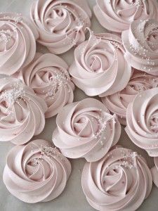 Rose Shaped Cookies, Wedding Meringue Cookies, Wedding Meringues, Meringue Shapes, Piped Meringue, Piping Meringue, Wedding Cookies Ideas, Meringue Piping, Meringue Flowers