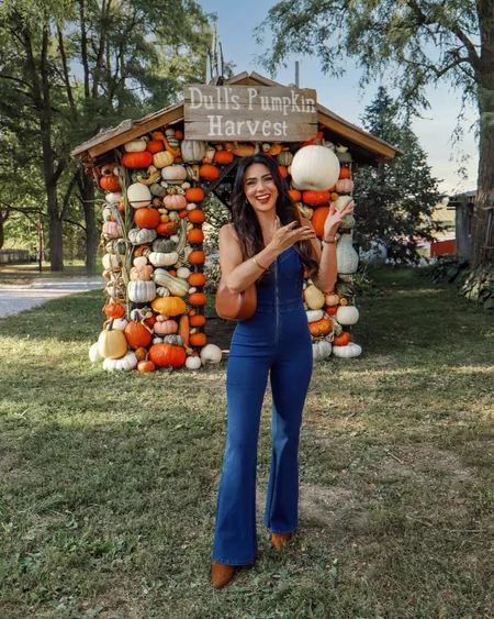 Haunted House Outfit, Pumpkin Picking Outfit, Best Collage App, Apple Festival, Patch Outfit, Pumpkin Display, Pumpkin House, Pumpkin Patch Outfit, Pumpkin Patches