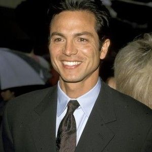 Young Benjamin Bratt, Benjamin Bratt 90s, Elle Greenaway, Ideal Guy, Greys Anatomy Men, Benjamin Bratt, Mexican Men, 90s Men