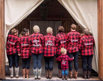 Flannel Wedding, Country Wedding Pictures, Plaid Wedding, Outdoor Country Wedding, How To Dress For A Wedding, Red And Black Flannel, Country Style Wedding, Country Wedding Ideas, Fall Wedding Cakes