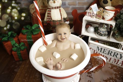 Christmas photo shoot Cocoa Stand, Baby Christmas Photography, Newborn Christmas Photos, Creative Christmas Cards, Baby Christmas Photos, First Christmas Photos, Christmas Props, Christmas Shoot, Newborn Christmas