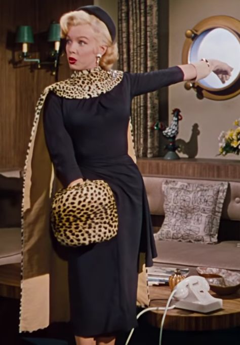 Gentlemen Prefer Blondes (1953) Marilyn Monroe Outfits, Estilo Marilyn Monroe, Marilyn Monroe Fashion, 1950s Dresses, Gentlemen Prefer Blondes, The Blueprint, Marilyn Monroe Photos, Iconic Dresses, Retro Mode