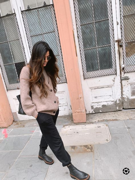 Boots And Joggers Outfit, Sam Edelman Boots Outfit, Sweatpants With Boots, Joggers With Boots, Joggers And Boots, Boots And Sweatpants, Sweatpants And Boots, Black Chelsea Boots Outfit, Black Leggings Outfit Fall