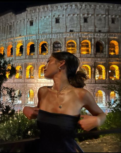 #latenightvibes #travelphotography #blackdresscasual #jewelrytrends #roma #italy #glowingskin Rome Pictures, Rome Photo, Italy Pictures, Roma Italy, Italy Summer, Europe Photos, Selfie Poses Instagram, Italy Aesthetic, Photographie Inspo