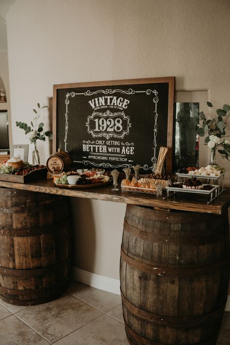 Aged To Perfection Party, 90th Birthday Ideas, Whisky Party, Festa Jack Daniels, Whiskey Display, Whiskey Party, 50th Birthday Party Ideas For Men, 90th Birthday Party, Whiskey Cake