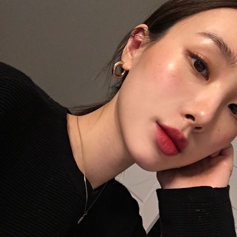 #korean #kbeauty #makeup #motd #koreanmakeup Korean Red Lip Makeup, Deep Autumn Korean Makeup, Korean Ladylike Makeup, Korean Inspired Makeup, Asian Makeup Natural, Emilia Core, Korean Selfie, Bridal Makeup Red Lips, Korean Eyebrows