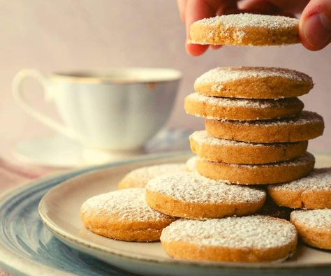 Cookies With Powdered Sugar, Shortbread Recipe Easy, Shortbread Biscuits, Buttery Shortbread Cookies, Shortbread Cookie Recipe, Shortbread Recipes, Cookie Crust, No Sugar Foods, Shortbread Cookies