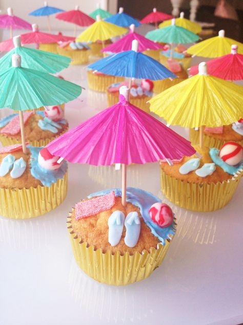 Hawaii Birthday Party, Barbie Pool Party, Summer Cupcakes, Pool Party Themes, Pool Party Kids, Hawaiian Party Decorations, Beach Birthday Party, Luau Birthday Party, Hawaiian Birthday Party