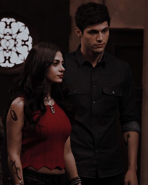 @vasguett » alec and isabelle lightwood aesthetic. Isabelle Lightwood Aesthetic, Alec Lightwood Aesthetic, Simon Lewis, Isabelle Lightwood, Ugly Love, Clary Fray, Matthew Daddario, Casual Indian Fashion, Alec Lightwood