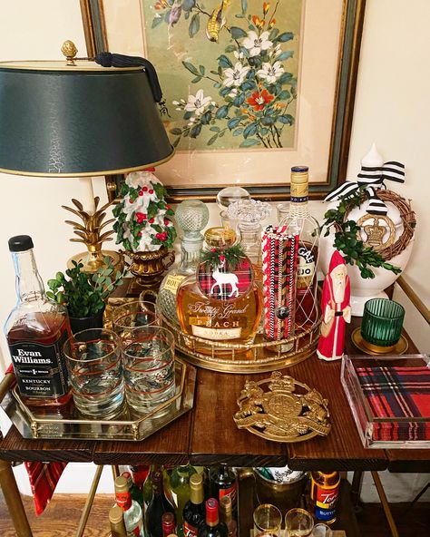 Christmas Bar Styling, Home Bar Christmas Decor, Christmas Bar Set Up, Christmas Bar Decor, Christmas Bar Cart Ideas, Winter Bar Cart, Christmas Bar Decorations, Christmas Bar Cart Styling, Bar Tray Styling