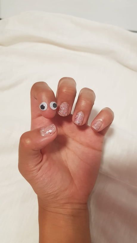 My GF was born without a nail on a finger. So due to popular demand, we put google eyes on it! Tropical Vacation Nails, Google Eyes, Funny Photoshop, Nails Green, My Gf, Nail Pictures, Popular Nail Designs, Vacation Nails, Make A Person