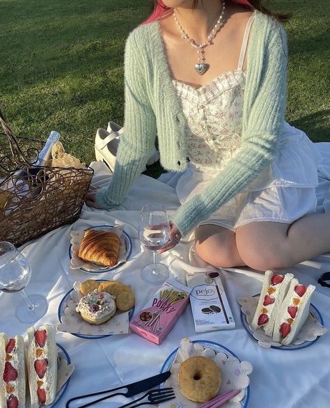 Picnic Date Outfits, Picnic Outfit Summer, Picnic Pictures, Tea Time Party, Picnic Outfit, Picnic Theme, Picnic Inspiration, Casual Party Outfit, Picnic Birthday