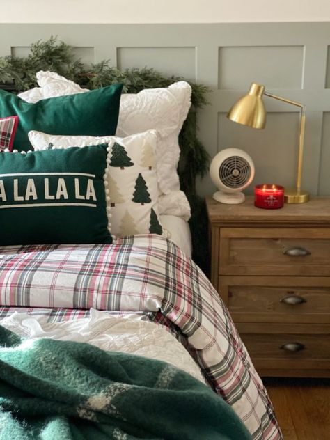 Cozy Christmas Bedroom Green Christmas Bedding Decor, Green Plaid Christmas Bedding, Christmas Duvet Covers Master Bedrooms, Christmas Guest Bedding, Primary Bedroom Christmas Decor, Christmas Bedding Green, Green Christmas Bedding, Christmas Decorated Bedrooms, Christmas Bedroom Decor Aesthetic