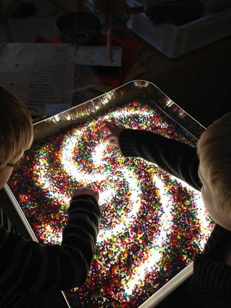 This looks like a sensory clear container with colored beads on top of a light table. Wonderful sensory and discovery activity at Ekuddens förskola, Bubblan ≈≈ http://www.pinterest.com/kinderooacademy/light-shadow-reflection-play/ Light Box Activities, Sensory Lights, Sensory Room, Reggio Inspired, Sensory Table, Clear Container, Preschool Science, Reggio Emilia, Sensory Bins