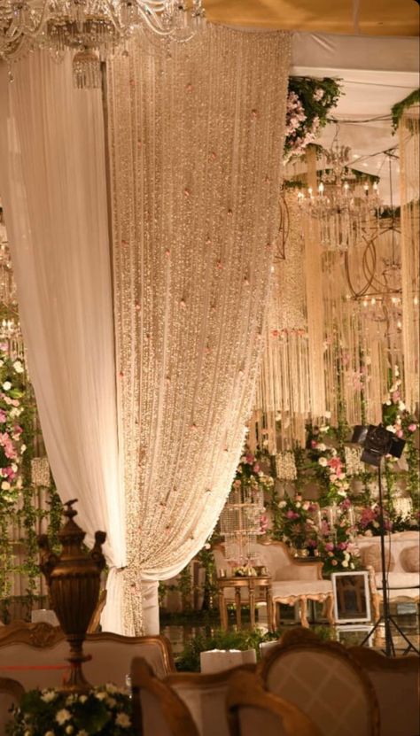 White And Gold Indian Wedding Decor, Gold And Ivory Wedding Decor, Indian White Wedding, Gold Indian Wedding, Nikkah Decor, Sufi Night, Reception Decor Ideas, Asian Wedding Decor, Pakistani Wedding Decor