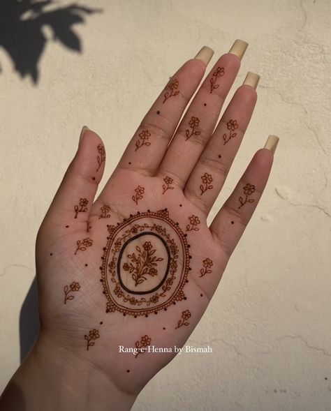 Easy Mehendi Design For Back Hand, Mehendi Designs For Hands Simple Palm Aesthetic, Easy Palm Henna Designs, Simple And Aesthetic Mehndi Designs, Aesthetic Henna Tattoos, Palm Henna Designs Easy Simple, Simple Mehendi Designs Palms Easy, Henna Palm Designs, Henna Designs Easy Simple