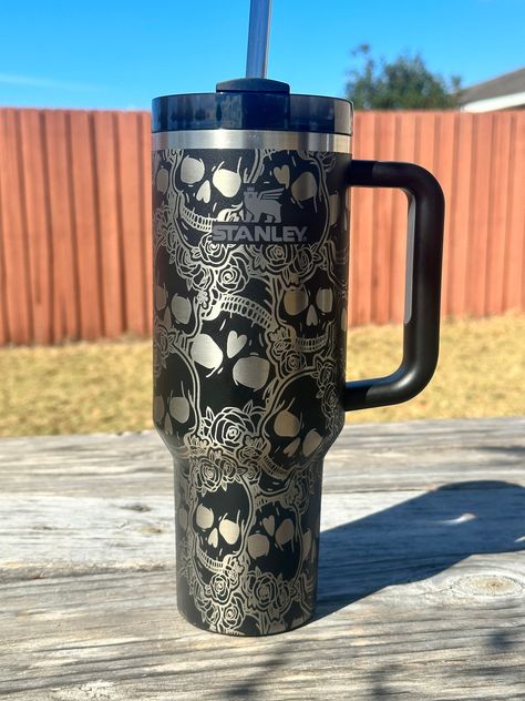 40 oz Stanley laser engraved with Skulls & Roses design.  I have many colors in stock and it changes constantly. If you want a different color please send me a message.  This tumbler is brand new, 360o laser engraved with handle and straw lid. The pattern is virtually seamless.  If you would like to add customization, please contact me directly.  Thanks for visiting. All sales are final. I cannot be responsible for mail marked DELIVERED by carrier. Please make sure you are having your packaged d Handle Tumbler Ideas, Rose Engraving, Starbucks Cup Art, Design Thinking Process, Trendy Water Bottles, Skull Bedding, Ring Security, Roses Design, 40 Oz Tumbler