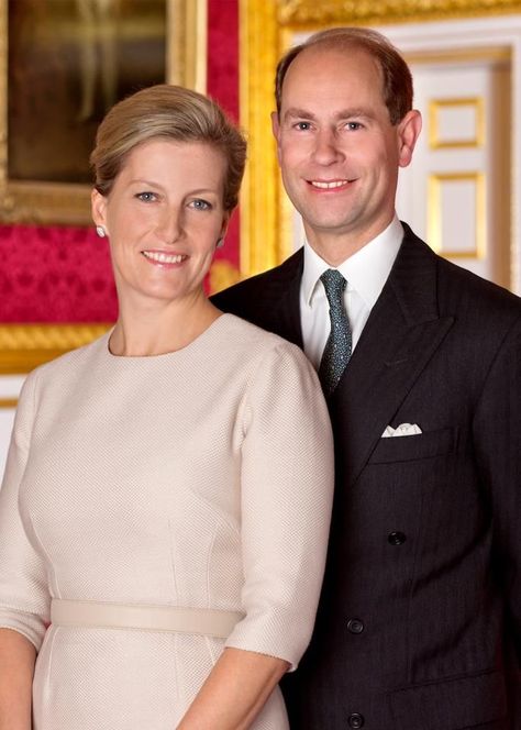 Royal Ladies on Twitter: "Happy 20th Wedding Anniversary to The Earl and Countess of Wessex!… " Prince Edward And Sophie, Wessex Family, Sophie Rhys Jones, Edward And Sophie, Official Portrait, Royal Houses, Viscount Severn, Lady Louise Windsor, Royal Family England