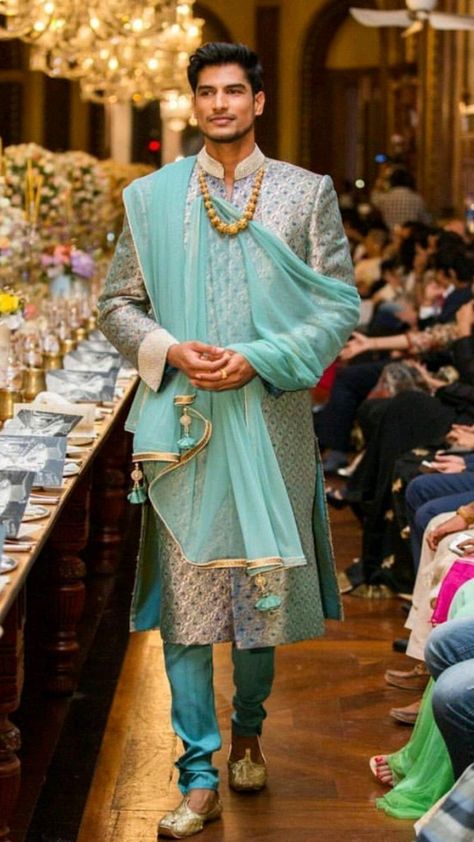 South Asian Traditional Clothes Men, Pakistan Traditional Clothing Men, Indian Men Fashion Traditional, Hindi Men Clothing, Indian Traditional Clothes Men, Desi Outfits Men, Arabian Nights Men Outfit, Persian Men Fashion, Traditional Persian Clothing Men