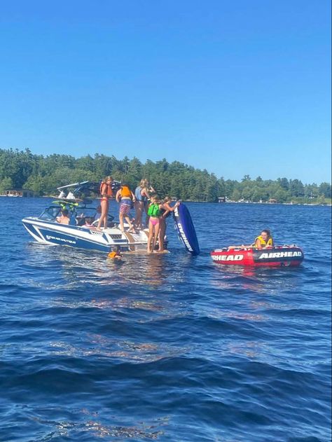 Cottage With Friends, Recreation Pictures, Friends In Summer, Cottage Weekend, Camp America, Summer Instagram Pictures, Cottage Summer, Cottage Vibes, Lake Photoshoot