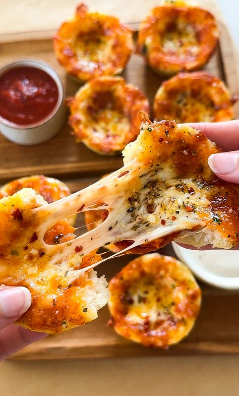 » Pizza Puffs – Little Caesars Copycat Pizza Bites With Pizza Dough, Pizza Dough Appetizers, Pizza Puffs, Cauliflower Cakes, Pizza Hacks, Pizza Cups, Little Caesars, Pizza Bites, Pizza Recipes Homemade