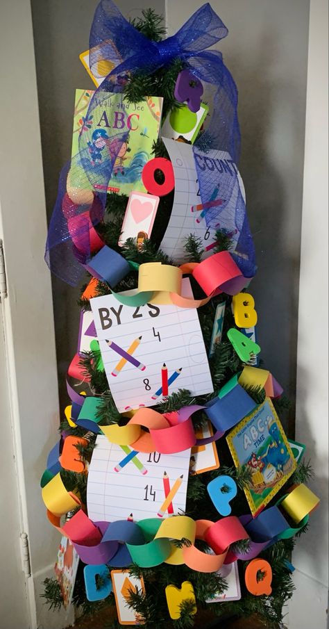 School Themed Tree, School Supply Christmas Tree, Back To School Christmas Tree Ideas, Classroom Christmas Tree Theme, Crayola Christmas Tree, School Christmas Tree Ideas, Classroom Christmas Tree Ideas, Back To School Tree, School Christmas Tree